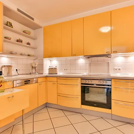 Sunshine Mit Balkon צמפין